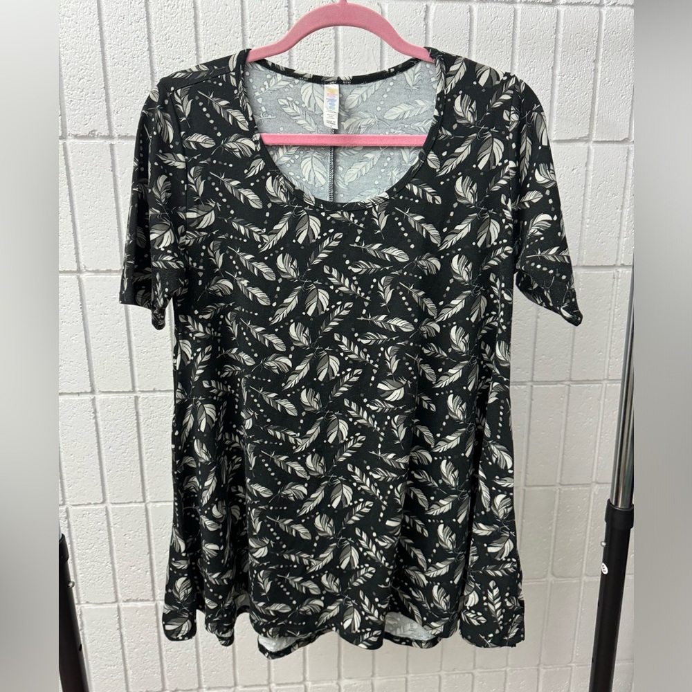 Lularoe flowy top.